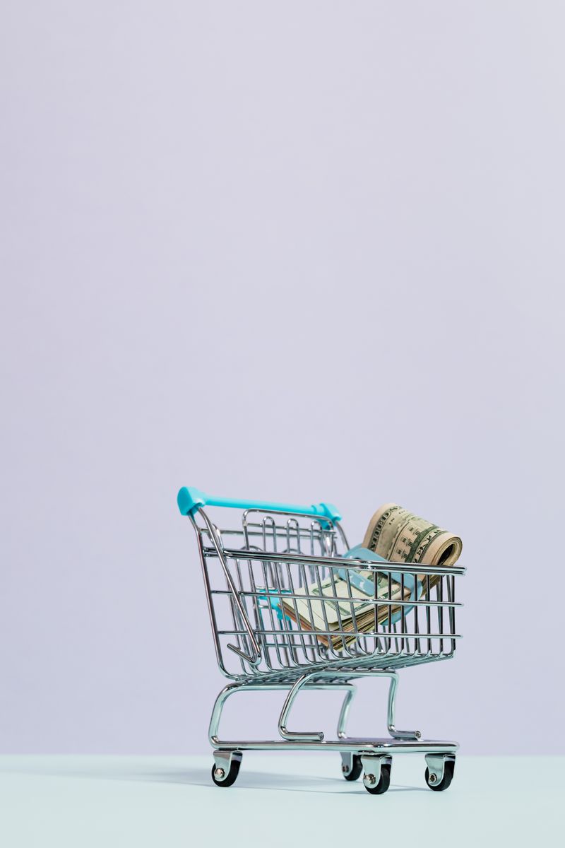 家族が食卓を囲みながら買い物リストを確認している明るいリビングの様子